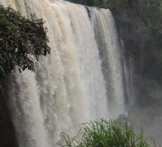 Wasserfall mit Opfergaben